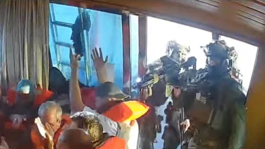 El buque Florida de la Flotilla, siendo interceptado por las fuerzas israelíes El buque Florida de la Flotilla, siendo interceptado por las fuerzas israelíes