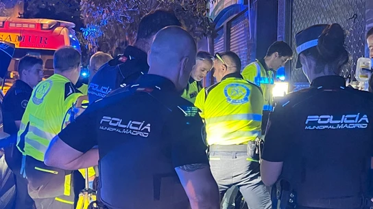 Agentes de Policía y el SAMUR, en Vallecas Agentes de Policía y el SAMUR, en Vallecas