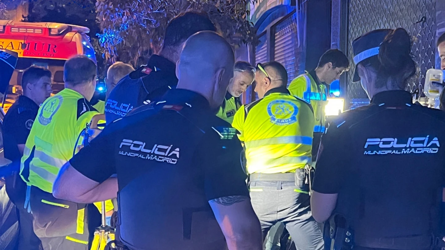 Agentes de Policía y el SAMUR, en Vallecas Agentes de Policía y el SAMUR, en Vallecas