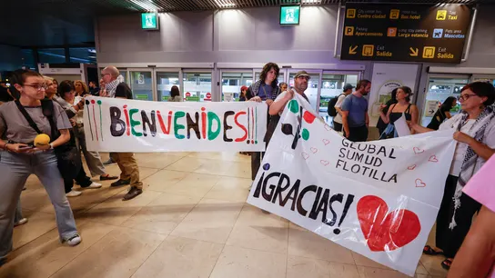 Los activistas españoles de la Flotilla llegan a Barajas y son recibidos por decenas de personas Los activistas españoles de la Flotilla llegan a Barajas y son recibidos por decenas de personas
