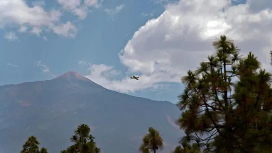 Un avión pasa junto al pico de El Teide Un avión pasa junto al pico de El Teide