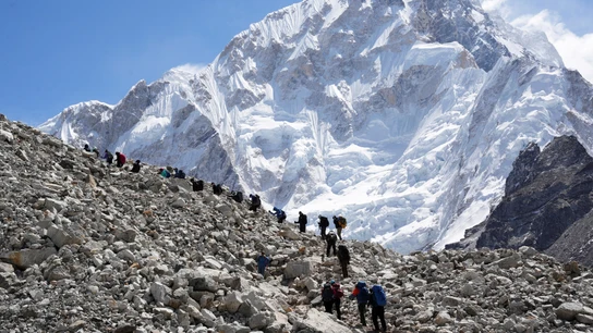 Montañeros y excursionistas en una de las zonas del Everest. Montañeros y excursionistas en una de las zonas del Everest.