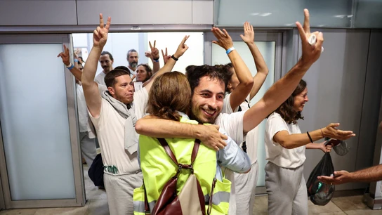 Los activistas españoles de la Flotilla llegan a Barajas. Los activistas españoles de la Flotilla llegan a Barajas.