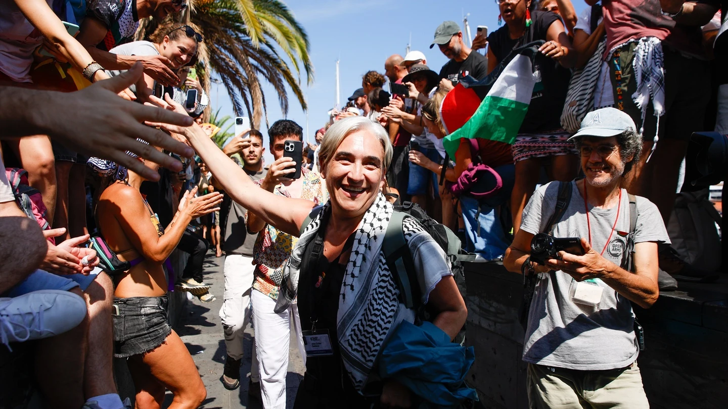 La activista y exalcaldesa de Barcelona Ada Colau durante la despedida a la Global Sunat Flotilla. La activista y exalcaldesa de Barcelona Ada Colau durante la despedida a la Global Sunat Flotilla.