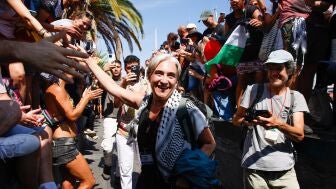 La activista y exalcaldesa de Barcelona Ada Colau durante la despedida a la Global Sunat Flotilla.