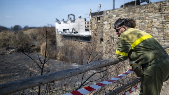 Un bombero en la zona calcinada de Las Médulas, León. Un bombero en la zona calcinada de Las Médulas, León.