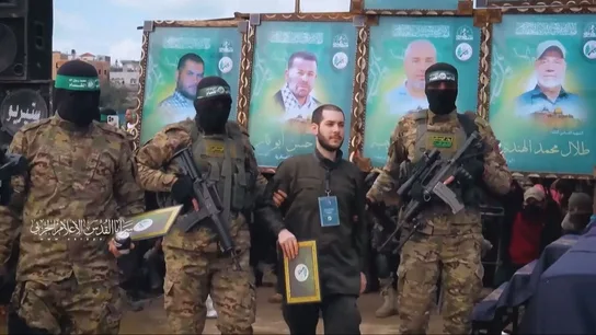 Imagen de un rehén israelí entregado por Hamás durante un intercambio Imagen de un rehén israelí entregado por Hamás durante un intercambio