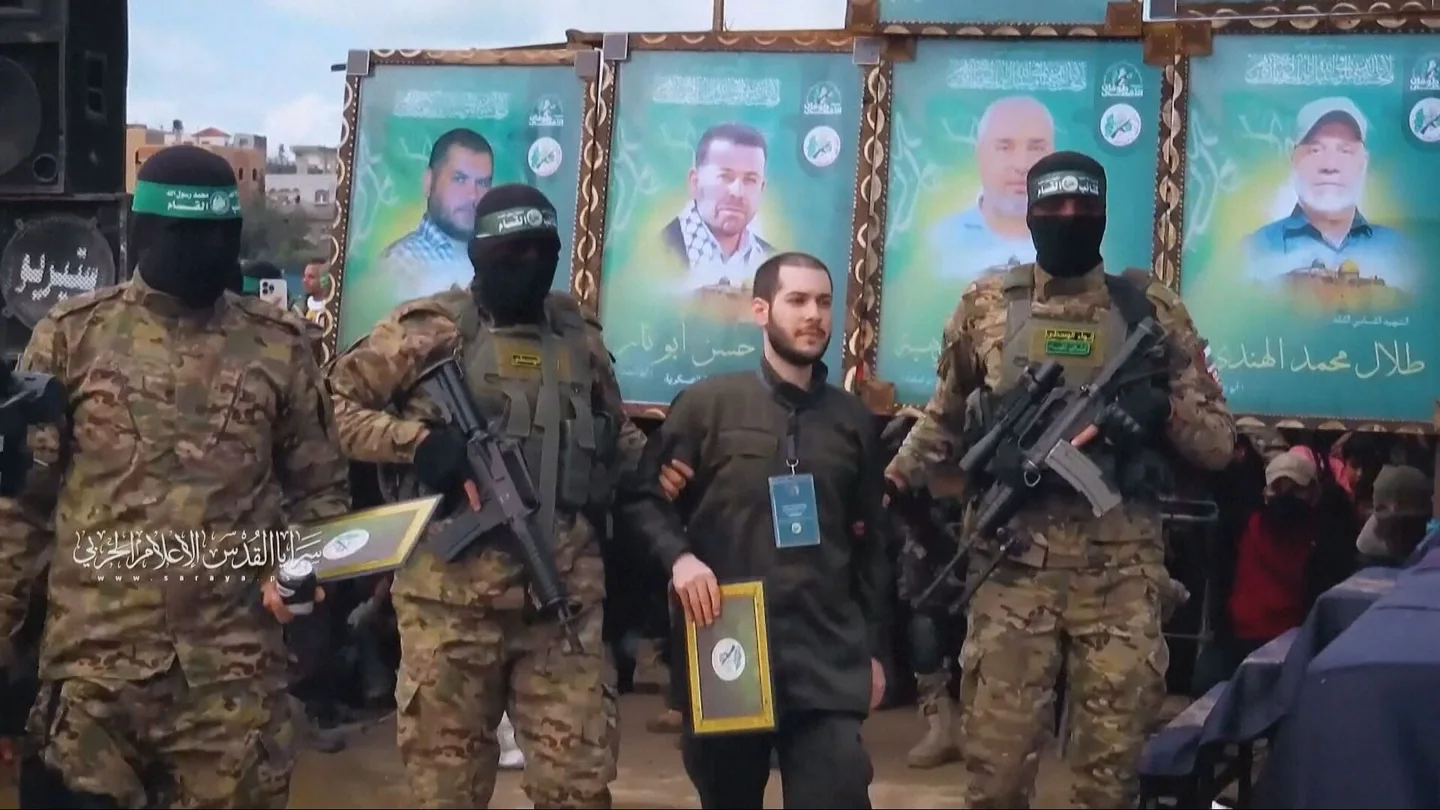 Imagen de un rehén israelí entregado por Hamás durante un intercambio Imagen de un rehén israelí entregado por Hamás durante un intercambio