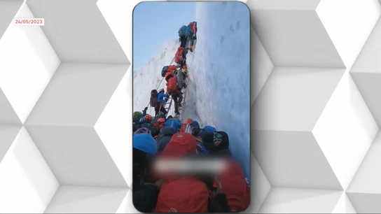 Mil atrapados en el Everest tras las fuertes nevadas. Mil atrapados en el Everest tras las fuertes nevadas.