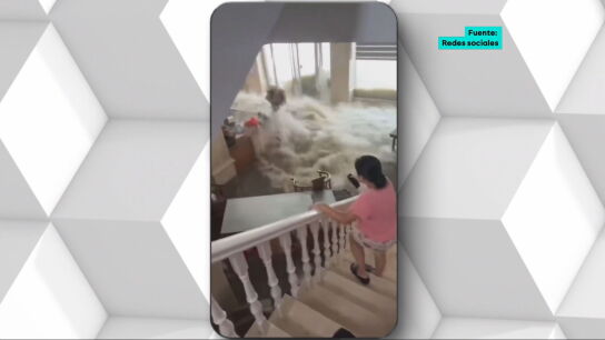 El tif&oacute;n Matmo provoca evacuados y da&ntilde;os en miles de hogares.