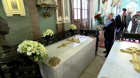 Putin celebra su cumpleaños junto a las tumbas de los emperadores, de "las personas que construyeron la Rusia moderna". Putin celebra su cumpleaños junto a las tumbas de los emperadores, de "las personas que construyeron la Rusia moderna".