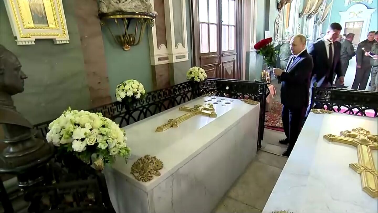 Putin celebra su cumpleaños junto a las tumbas de los emperadores, de "las personas que construyeron la Rusia moderna".