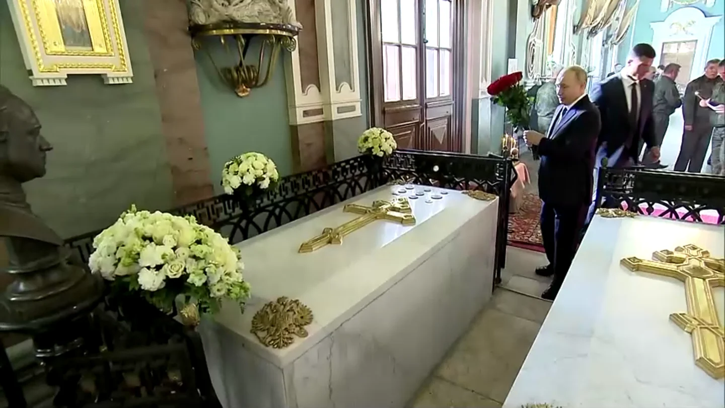 Putin celebra su cumpleaños junto a las tumbas de los emperadores, de "las personas que construyeron la Rusia moderna". Putin celebra su cumpleaños junto a las tumbas de los emperadores, de "las personas que construyeron la Rusia moderna".
