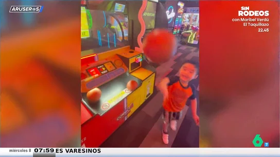 Un niño le pega un pelotazo con un balón de baloncesto a su padre en la cara después de perder en unos recreativos Un niño le pega un pelotazo con un balón de baloncesto a su padre en la cara después de perder en unos recreativos