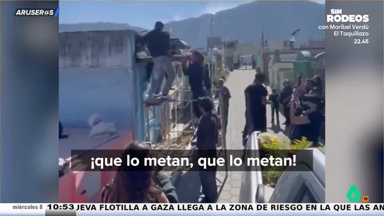 El vídeo viral de la niña que anima a los sepultureros de un entierro: "¡Que lo meta! ¡Que lo meta!" El vídeo viral de la niña que anima a los sepultureros de un entierro: "¡Que lo meta! ¡Que lo meta!"