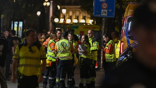 Técnicos de emergencias en las inmediaciones del lugar en el que el derrumbe parcial de un edificio en pleno centro de Madrid Técnicos de emergencias en las inmediaciones del lugar en el que el derrumbe parcial de un edificio en pleno centro de Madrid