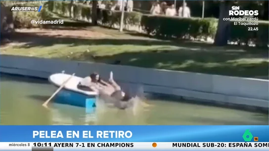 La pelea de una pareja en las barcas de El Retiro acaba con el chico en el agua y se hace viral: este es el vídeo del momento La pelea de una pareja en las barcas de El Retiro acaba con el chico en el agua y se hace viral: este es el vídeo del momento