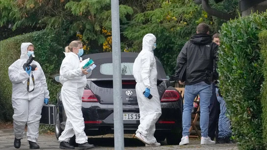 Forenses entran en la vivienda de Iris Stalzer, alcaldesa de Herdecke (Alemania) apuñalada Forenses entran en la vivienda de Iris Stalzer, alcaldesa de Herdecke (Alemania) apuñalada