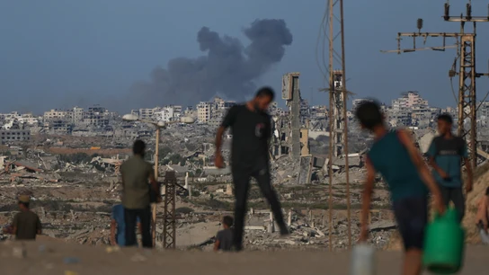 Ciudadanos gazatíes observan a lo lejos los ataques israelíes contra la Franja de Gaza Ciudadanos gazatíes observan a lo lejos los ataques israelíes contra la Franja de Gaza