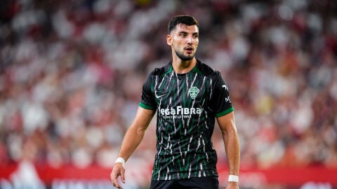 Rafa Mir, jugador del Elche CF, durante un partido contra el Sevilla CF