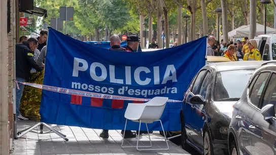 Lona de los Mossos d'Esquadra en el lugar del homicidio. Lona de los Mossos d'Esquadra en el lugar del homicidio.