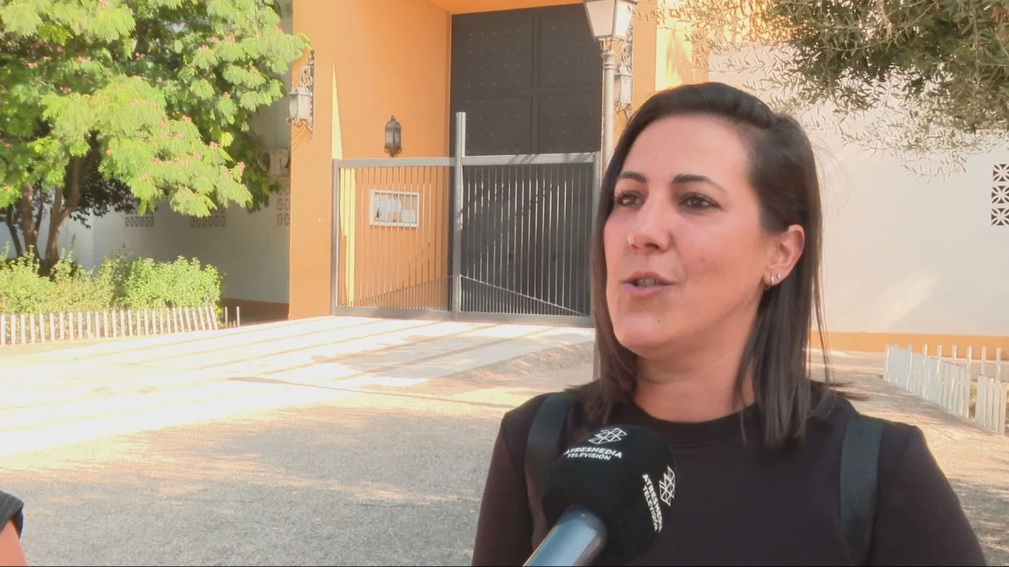 Una madre denuncia que un párroco en Sevilla no le deja hacer la comunión a su hijo por ser "lesbiana". Una madre denuncia que un párroco en Sevilla no le deja hacer la comunión a su hijo por ser "lesbiana"