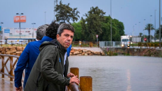 Carlos Maz&oacute;n contempla el tanque de tormentas de Torrevieja (Alicante) tras las fuertes lluvias