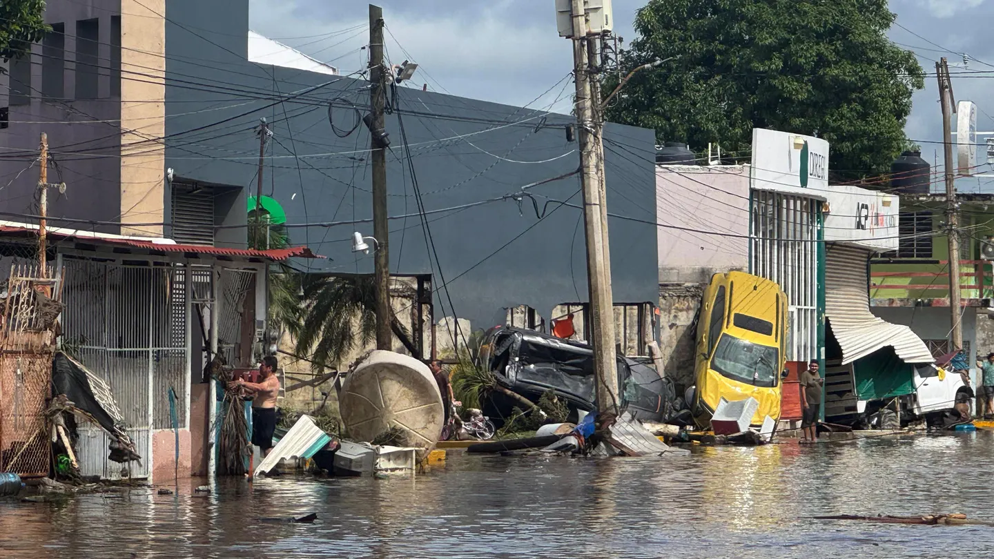 Fotografía que muestra una inundación y los daños causados por fuertes lluvias este viernes, en Poza Rica (México) Fotografía que muestra una inundación y los daños causados por fuertes lluvias este viernes, en Poza Rica (México)