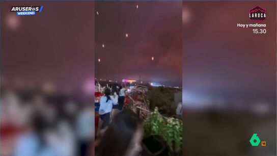 Cuando el espect&aacute;culo de fuegos artificiales sale mal: el v&iacute;deo del terror de los asistentes cuando empiezan a caer llamaradas del cielo