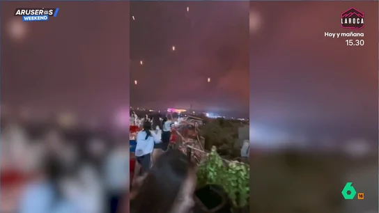 Cuando el espectáculo de fuegos artificiales sale mal: el vídeo del terror de los asistentes cuando empiezan a caer llamaradas del cielo Cuando el espectáculo de fuegos artificiales sale mal: el vídeo del terror de los asistentes cuando empiezan a caer llamaradas del cielo