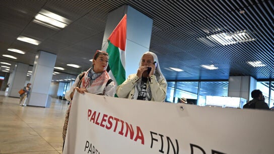 Familiares y amigos esperan la llegada de las activistas de la segunda Flotilla a Madrid
