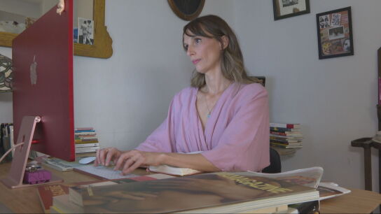 Imagen de una mujer teletrabajando