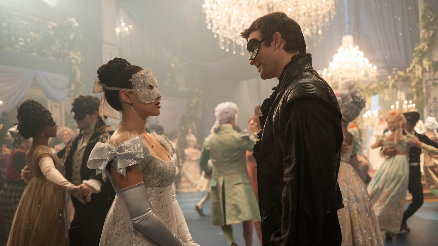 Luke Thompson (Benedict Bridgerton) y Yerin Ha (Sophie Baek) en la temporada 4 de Los Bridgerton Luke Thompson (Benedict Bridgerton) y Yerin Ha (Sophie Baek) en la temporada 4 de Los Bridgerton