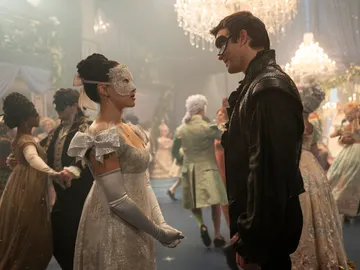 Luke Thompson (Benedict Bridgerton) y Yerin Ha (Sophie Baek) en la temporada 4 de Los Bridgerton Luke Thompson (Benedict Bridgerton) y Yerin Ha (Sophie Baek) en la temporada 4 de Los Bridgerton