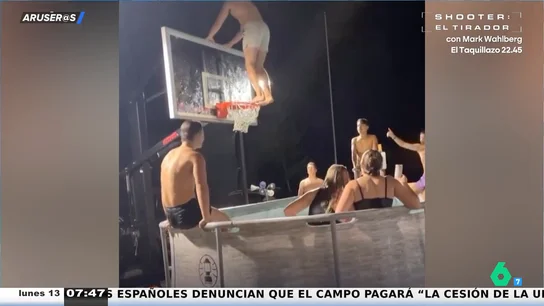El vídeo del joven que intenta impresionar con un salto mortal desde una canasta y acaba estrellado fuera de la piscina El vídeo del joven que intenta impresionar con un salto mortal desde una canasta y acaba estrellado fuera de la piscina
