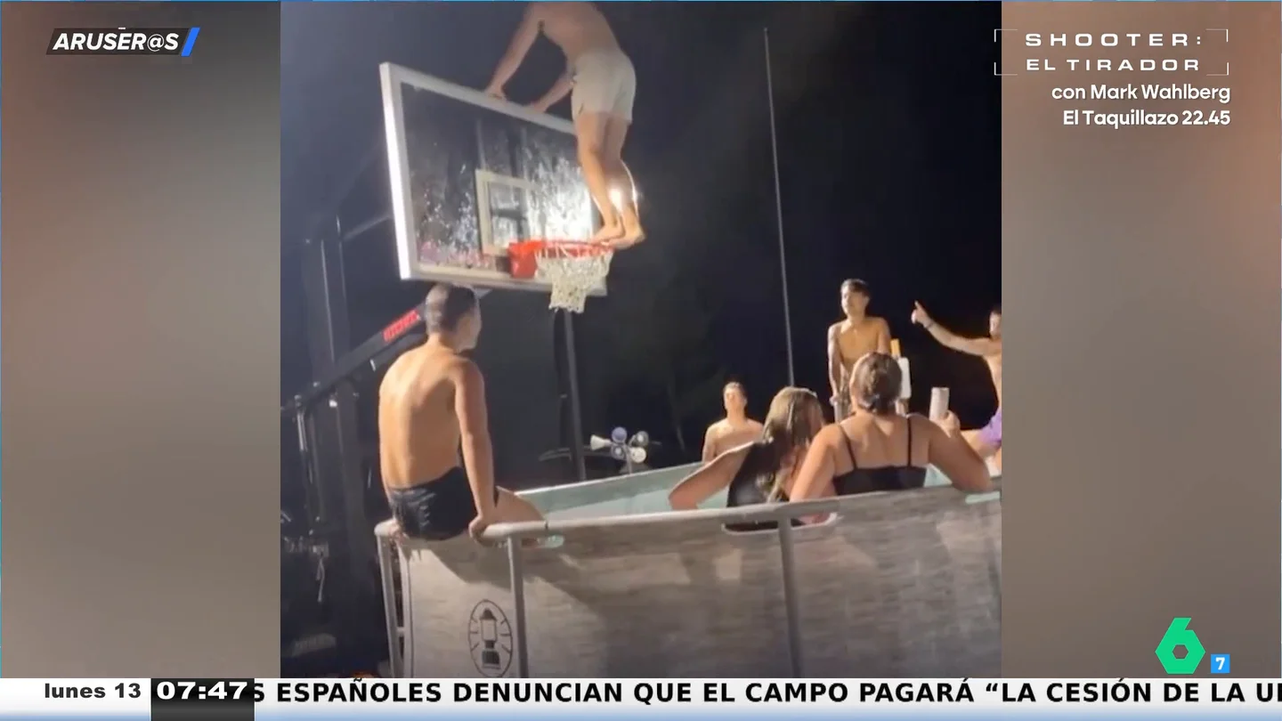 El vídeo del joven que intenta impresionar con un salto mortal desde una canasta y acaba estrellado fuera de la piscina El vídeo del joven que intenta impresionar con un salto mortal desde una canasta y acaba estrellado fuera de la piscina