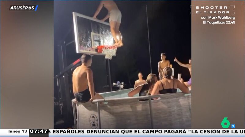 El vídeo del joven que intenta impresionar con un salto mortal desde una canasta y acaba estrellado fuera de la piscina