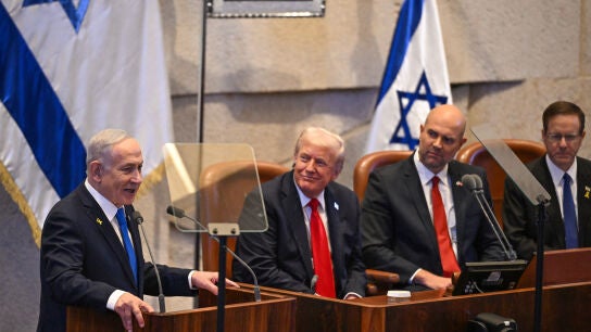Benjamin Netanyahu interviene en el Knesset (Parlamento israelí) ante la mirada de Donald Trump
