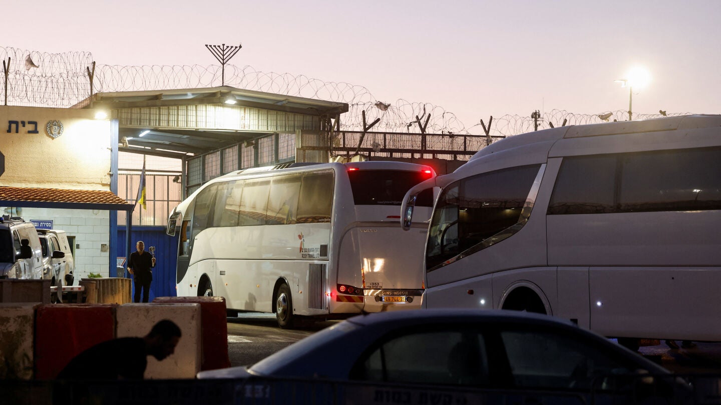Autobuses entran en la Franja de Gaza para la liberación de rehenes israelíes