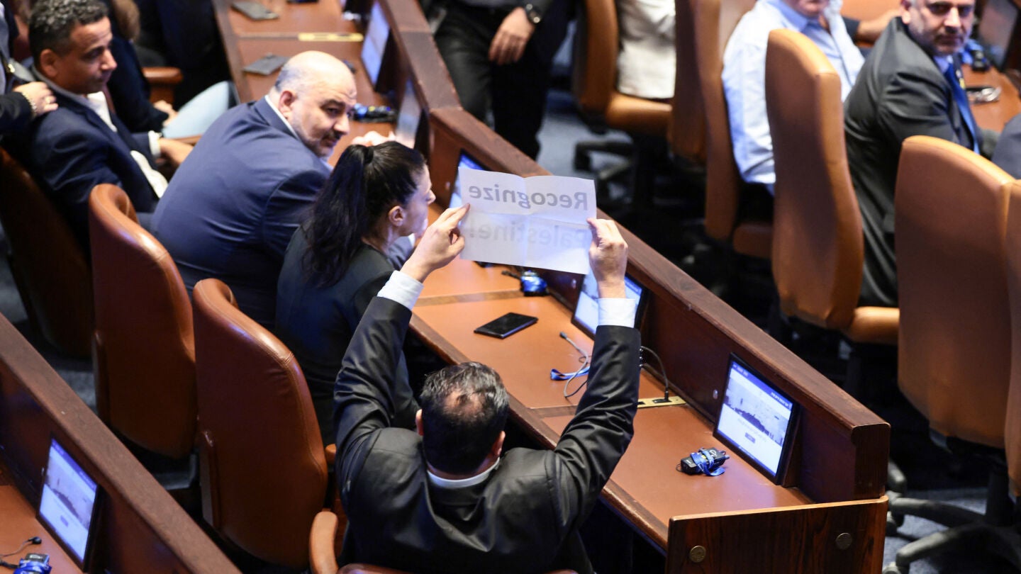 Un parlamentario israelí levanta una pancarta con el mensaje 'Recognize Palestine!' ('Reconozcan a Palestina')