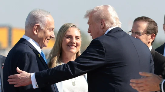 Donald Trump habla con Benjamin Netanyahu a su llegada al aeropuerto de Ben Gurión, en Tel Aviv Donald Trump habla con Benjamin Netanyahu a su llegada al aeropuerto de Ben Gurión, en Tel Aviv