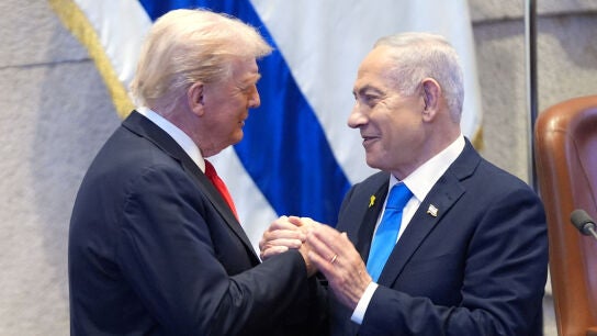 Donald Trump y Benjamin Netanyahu se dan la mano en el Knesset