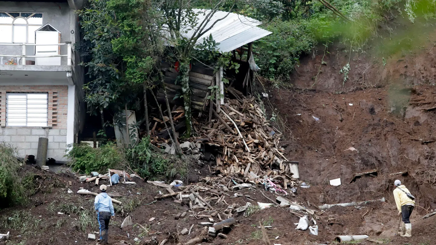 Personas observan una zona afectada por las fuertes lluvias este domingo, en Huauchinango (México) Personas observan una zona afectada por las fuertes lluvias este domingo, en Huauchinango (México)