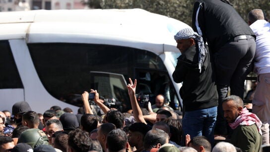 Numerosas personas reciben a los prisioneros palestinos liberados de una cárcel israelí