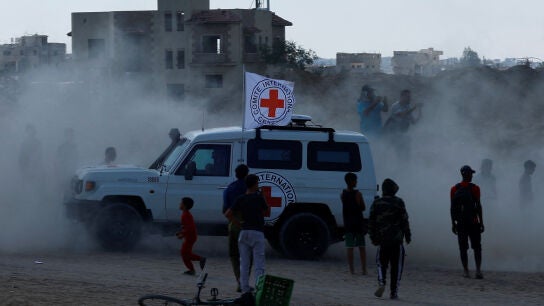 Un convoy de la Cruz Roja lleva a los rehenes israelíes liberados por Hamás