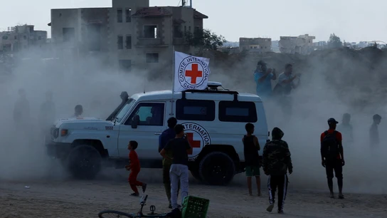 Un convoy de la Cruz Roja lleva a los rehenes israelíes liberados por Hamás Un convoy de la Cruz Roja lleva a los rehenes israelíes liberados por Hamás