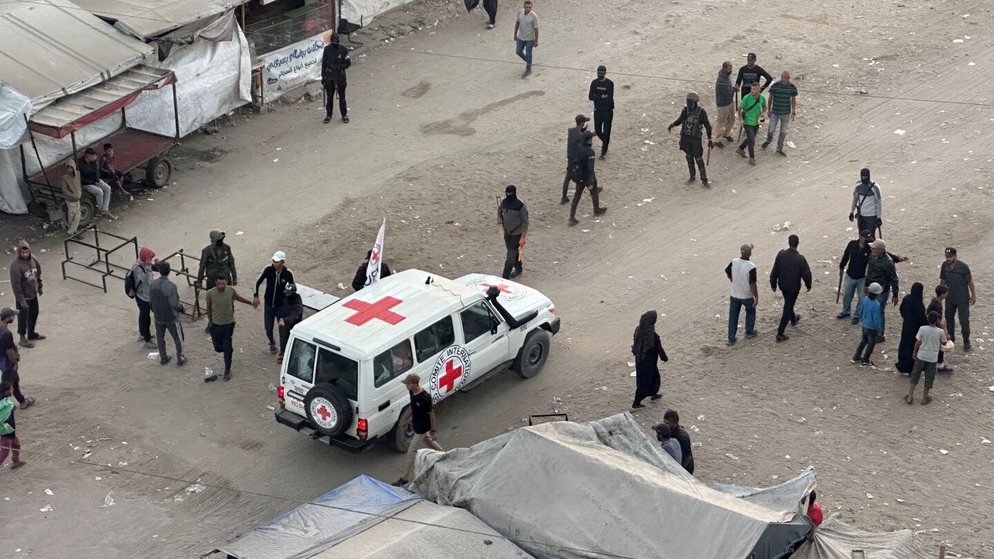 Un vehículo de la Cruz Roja Internacional entra en la Franja de Gaza para participar en el intercambio de rehenes