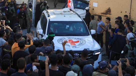 Un coche de la Cruz Roja con los rehenes israelíes abandona Gaza Un coche de la Cruz Roja con los rehenes israelíes abandona Gaza