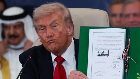 Donald Trump muestra su firma en el plan de paz de Gaza Donald Trump muestra su firma en el plan de paz de Gaza