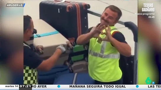 El divertido vídeo de la reacción de los cargadores de equipaje al darse cuenta de que les graban desde el avión: "Acarician las maletas" El divertido vídeo de la reacción de los cargadores de equipaje al darse cuenta de que les graban desde el avión: "Acarician las maletas"